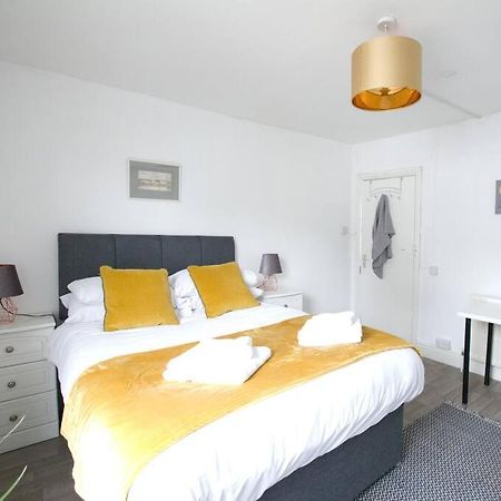 City Centre 4 Bedroom House Уинчестър Екстериор снимка