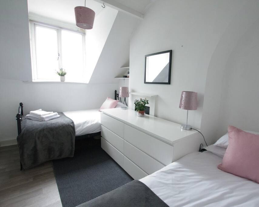 City Centre 4 Bedroom House Уинчестър Екстериор снимка