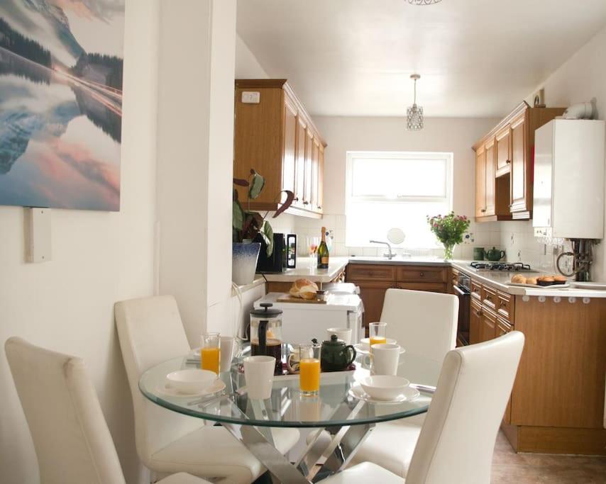 City Centre 4 Bedroom House Уинчестър Екстериор снимка