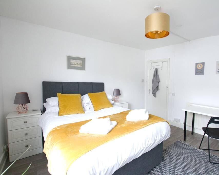 City Centre 4 Bedroom House Уинчестър Екстериор снимка