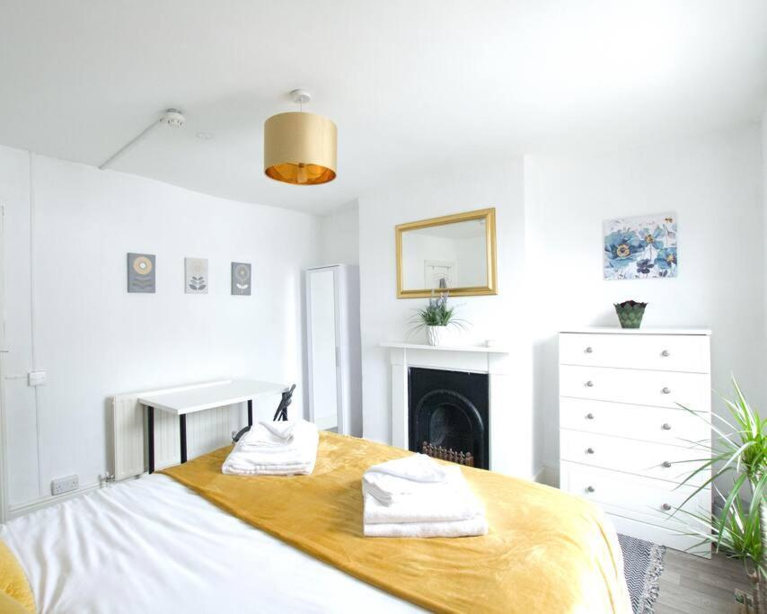 City Centre 4 Bedroom House Уинчестър Екстериор снимка