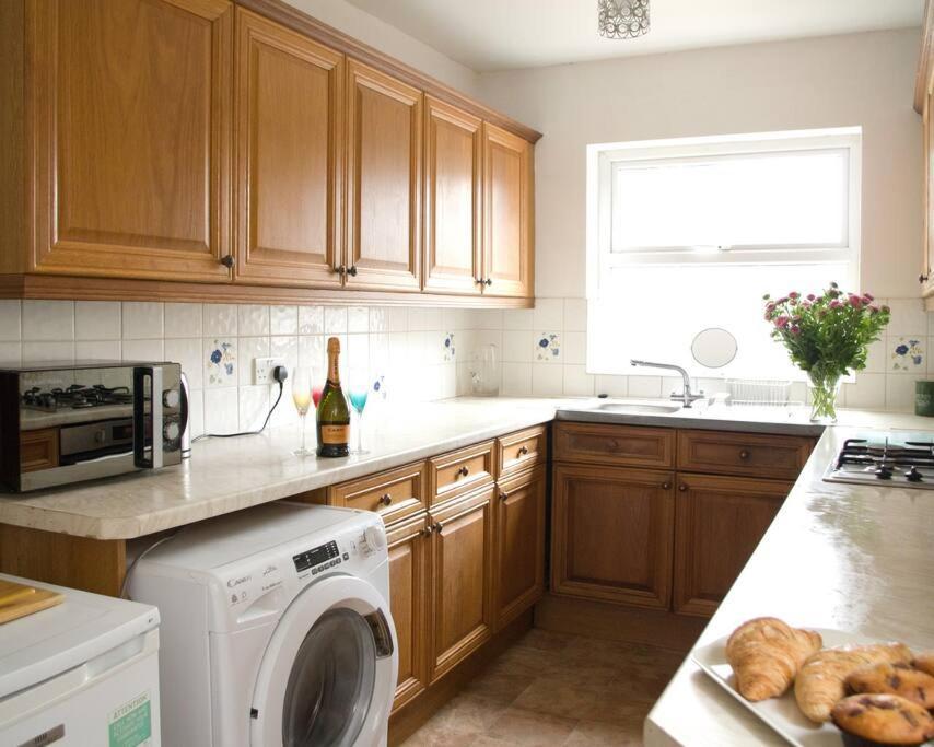 City Centre 4 Bedroom House Уинчестър Екстериор снимка