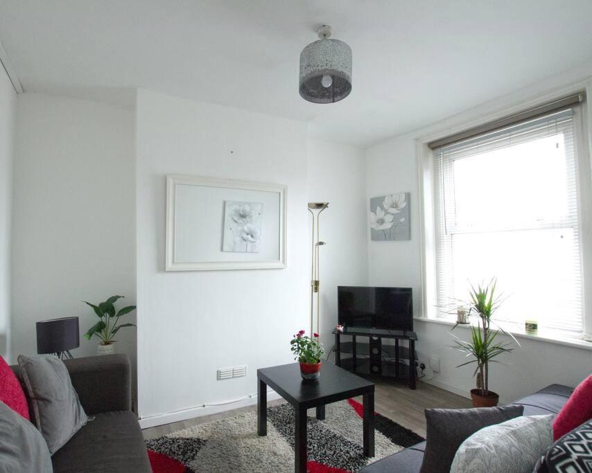 City Centre 4 Bedroom House Уинчестър Екстериор снимка