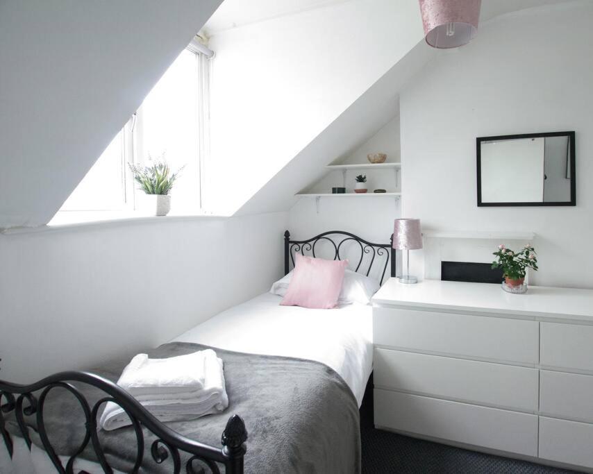 City Centre 4 Bedroom House Уинчестър Екстериор снимка