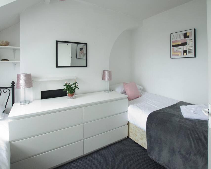 City Centre 4 Bedroom House Уинчестър Екстериор снимка