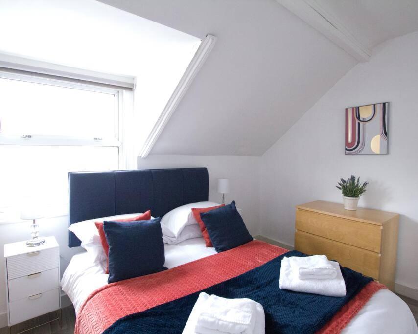 City Centre 4 Bedroom House Уинчестър Екстериор снимка